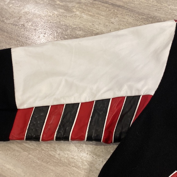 J.H. Design Authentic 1995 Chicago Bulls Eastern Conference Leather Jacket - Picture 6 of 15